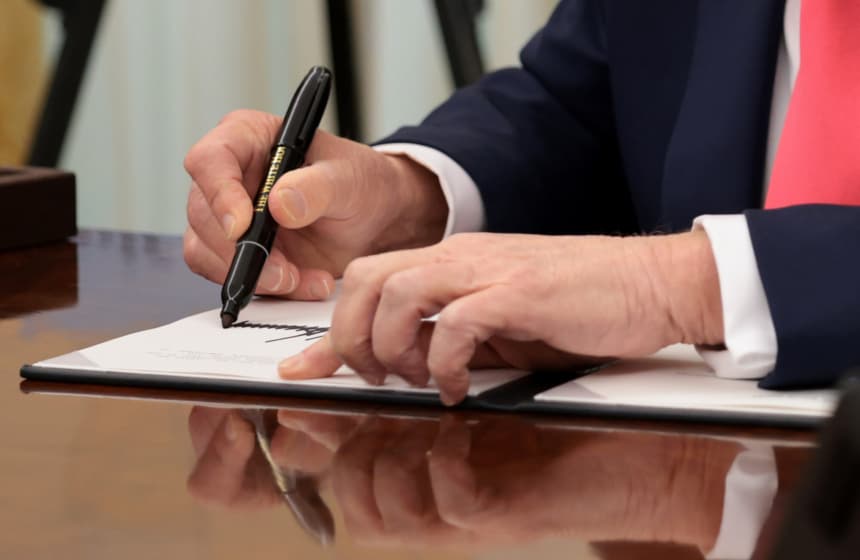 Foto ilustrativa: Presidente de Estados Unidos firmando. (Alex Wong/Getty Images)