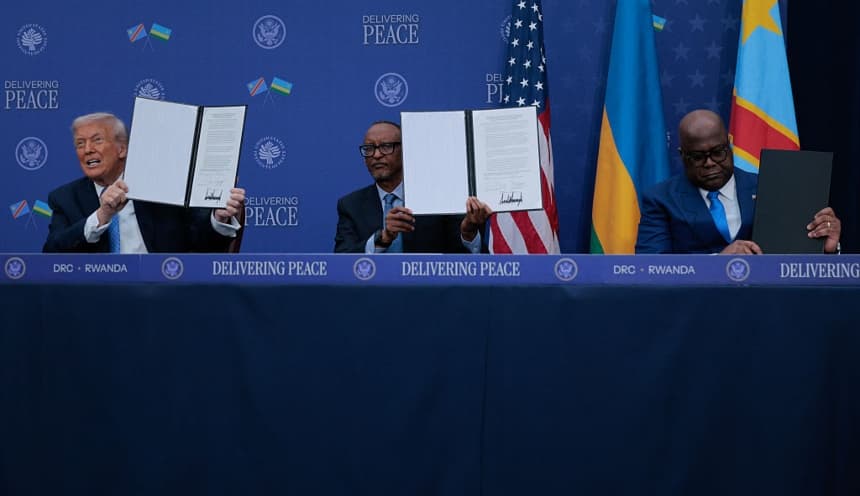 El presidente de Estados Unidos, Donald Trump, recibe al presidente de Ruanda, Paul Kagame (centro), y al presidente de la República Democrática del Congo, Felix Tshisekedi (derecha), en el Instituto Donald J. Trump para la Paz, en Washington, D.C., el 4 de diciembre de 2025. (Chip Somodevilla/Getty Images)