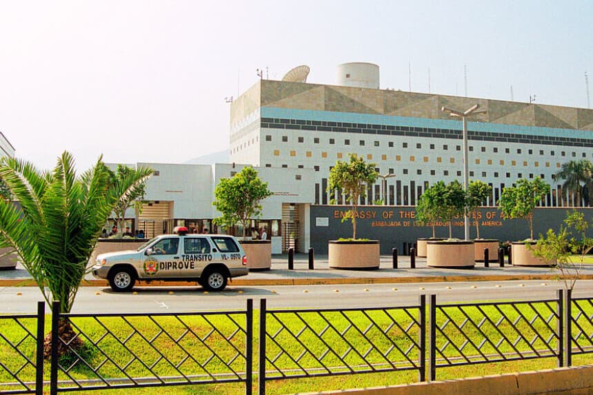 Un coche patrulla pasa frente a la embajada de Estados Unidos el 21 de marzo de 2002 en Lima, Perú. (Aníbal Solimano/Getty Images)