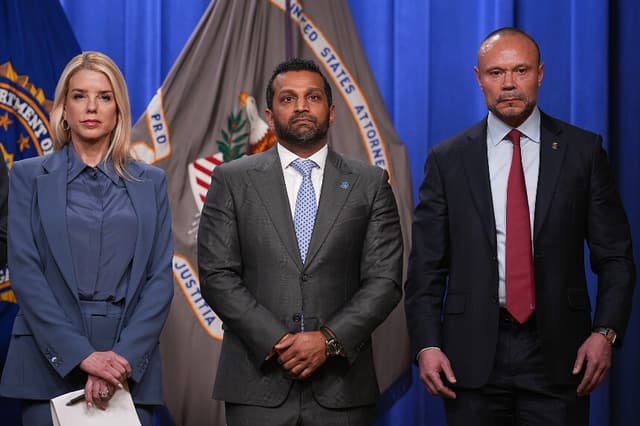 WASHINGTON, DC - 4 DE DICIEMBRE: La fiscal general Pam Bondi (izquierda), el director del FBI Kash Patel (centro) y el subdirector del FBI Dan Bongino ofrecen una rueda de prensa sobre el autor del atentado con bomba del 6 de enero en el Departamento de Justicia el 4 de diciembre de 2025 en Washington, DC. Los agentes federales han detenido a un sospechoso al que acusan de colocar dos bombas caseras, que nunca explotaron, la noche anterior al ataque al Capitolio de Estados Unidos el 6 de enero de 2021. (Foto de Andrew Harnik/Getty Images)