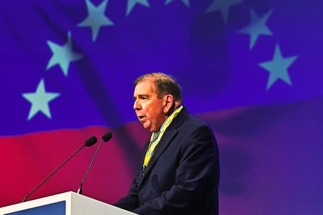 El líder opositor venezolano Edmundo González Urrutia pronuncia un discurso durante el congreso del Partido Popular Europeo (PPE) en Valencia, el 30 de abril de 2025. (JOSE JORDAN/AFP vía Getty Images)