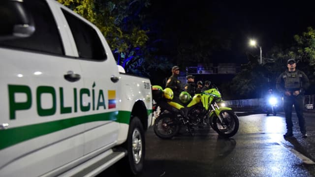 Agentes de la policía colombiana montan guardia en Cúcuta, en un paso fronterizo con la vecina Venezuela, el 3 de enero de 2026. (Schneyder Mendoza / AFP a través de Getty Images)