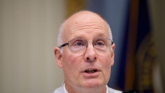 El presidente John Moolenaar (R-MI) habla durante una audiencia del Comité Selecto de la Cámara de Representantes sobre el Partido Comunista Chino el 23 de julio de 2025 en Washington, D. C. (Andrew Harnik/Getty Images)
