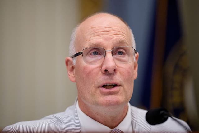 El presidente John Moolenaar (R-MI) habla durante una audiencia del Comité Selecto de la Cámara de Representantes sobre el Partido Comunista Chino el 23 de julio de 2025 en Washington, D. C. (Andrew Harnik/Getty Images)