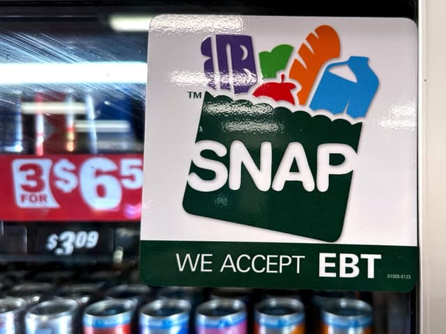 Primer plano de un cartel informativo de SNAP EBT en una gasolinera, en Riverwoods, Illinois, el 1 de noviembre de 2025. (Nam Y. Huh/AP Photo)