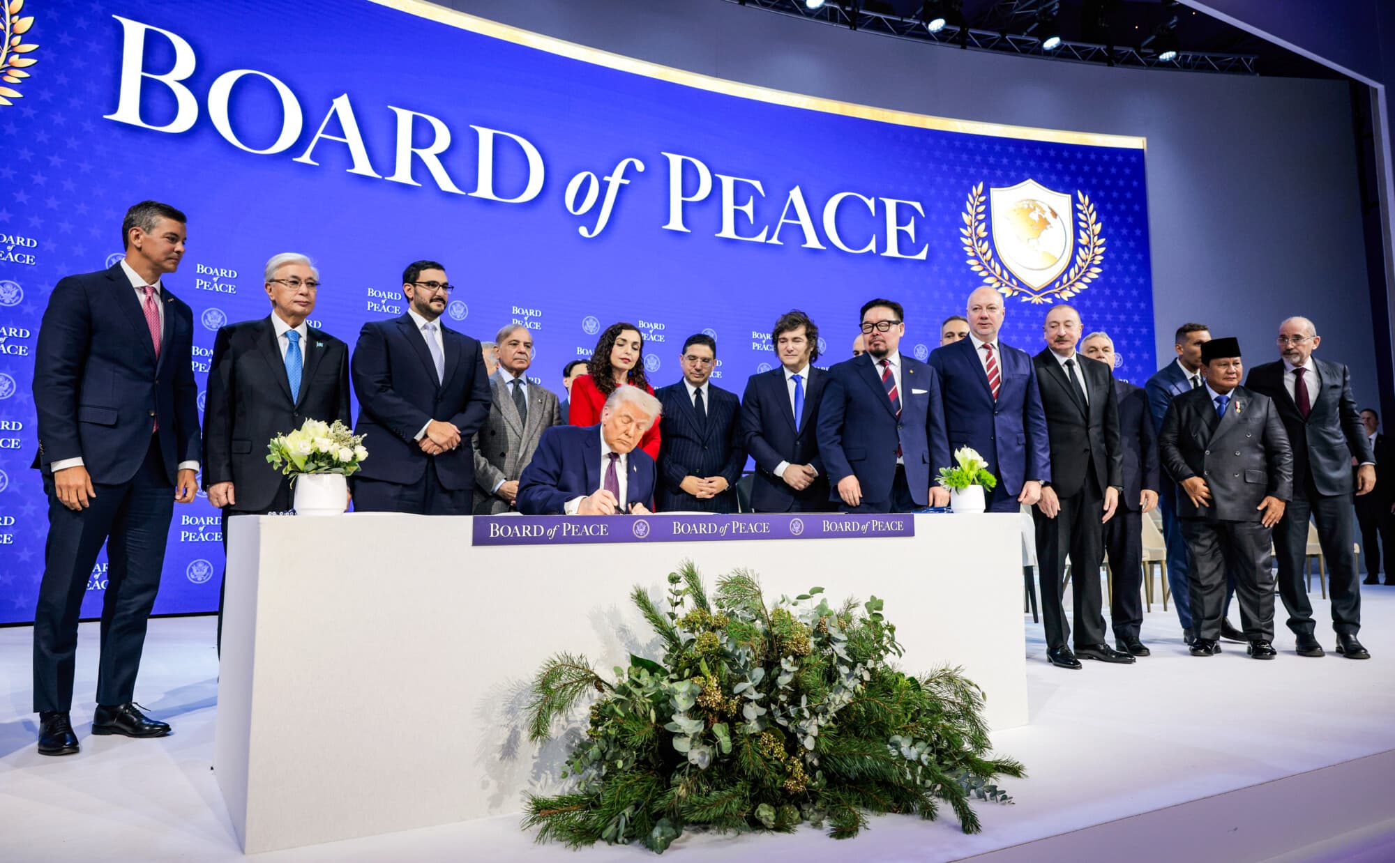 El presidente estadounidense Donald Trump celebra la ceremonia de firma de la "Junta de Paz" en el Foro Económico Mundial de Davos, Suiza, el 22 de enero de 2026. La "Junta de Paz", respaldada por Estados Unidos, tiene como objetivo administrar el frágil alto el fuego en la Franja de Gaza tras la guerra entre Israel y Hamás. (Chip Somodevilla/Getty Images)