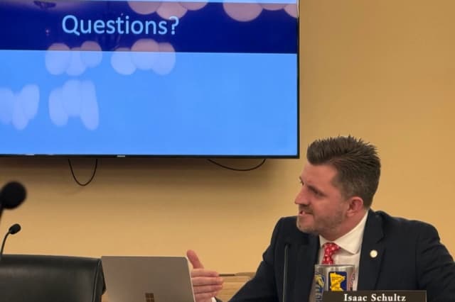 El representante estatal de Minnesota, Isaac Schultz, republicano, habla en una reunión del Comité de Políticas de Prevención del Fraude y Supervisión de Agencias Estatales, en St. Paul, Minnesota, el 21 de enero de 2026. (Janice Hisle/The Epoch Times)