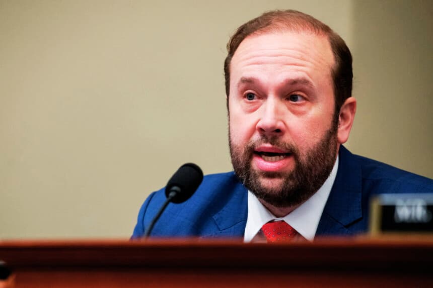 El representante estadounidense Jason Smith, republicano por Misuri, interroga a la directora de la Oficina de Administración y Presupuesto, Shalanda Young, mientras esta testifica ante una audiencia del Comité de Presupuesto de la Cámara de Representantes sobre «El presupuesto del presidente para el año fiscal 2023», en Washington D. C., el 29 de marzo de 2022.(ROD LAMKEY/POOL/AFP a través de Getty Images)