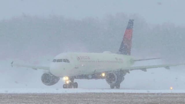 Aerolíneas de EE. UU. emiten exenciones de viaje ante tormenta invernal generalizada