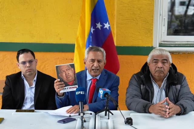 El abogado Eduardo Flores (izq.), el exdiputado Pablo Medina (segundo izq.) y el presidente de la Coalición Internacional por Venezuela, Freddy Solorzano ofrecieron una rueda de prensa el 21 de enero, en Doral, Florida, Estados Unidos. (EFE/ Alberto Boal)