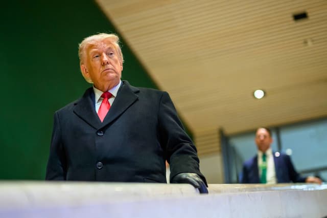 El presidente de Estados Unidos, Donald Trump, observa mientras abandona el centro de congresos durante la reunión anual del Foro Económico Mundial (FEM) en Davos, el 21 de enero de 2026. El Foro Económico Mundial se celebra en Davos del 19 al 23 de enero de 2026. (Foto de Fabrice COFFRINI / AFP a través de Getty Images).