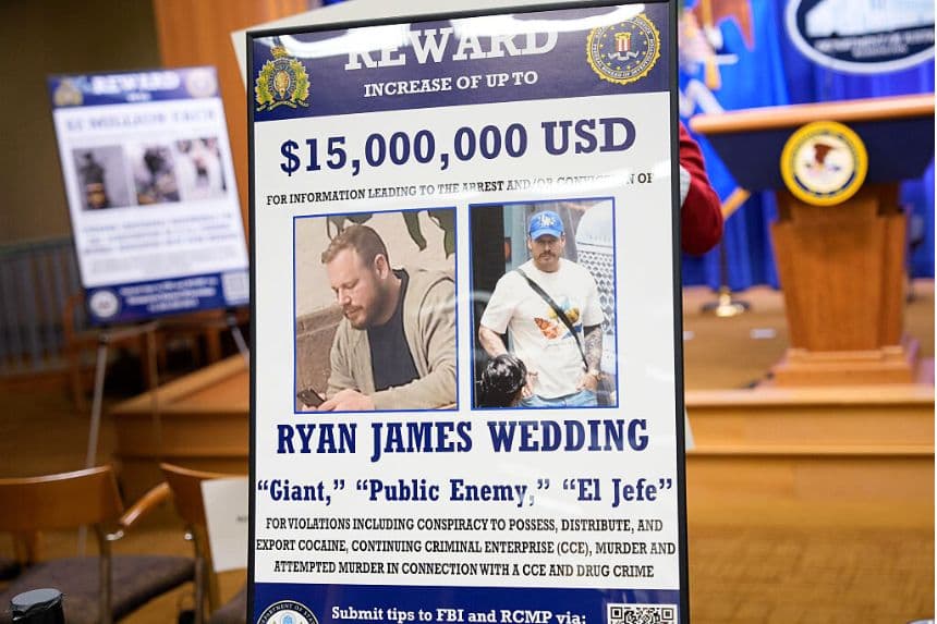 Se puede ver un cartel con la recompensa por la detención de Ryan James Wedding tras una rueda de prensa en la que se anunció la acusación formal del ex snowboarder olímpico Ryan Wedding, acusado de asesinato y lavado de dinero en relación con una organización de tráfico de drogas, en el Departamento de Justicia, el 19 de noviembre de 2025, en Washington, D. C. (Andrew Harnik/Getty Images)