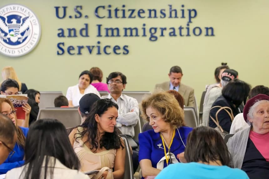 Inmigrantes esperan su turno para las entrevistas de la tarjeta verde y la ciudadanía en la oficina de los Servicios de Ciudadanía e Inmigración de Estados Unidos (USCIS) en Queens, en el barrio de Long Island City de la ciudad de Nueva York, el 30 de mayo de 2013. (John Moore/Getty Images)