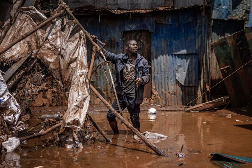 Un hombre trabaja retirando materiales de una zona inundada donde las casas quedaron destruidas por las inundaciones tras las lluvias torrenciales, en Nairobi, el 25 de abril de 2024, en una imagen de archivo. (LUIS TATO/AFP vía Getty Images)