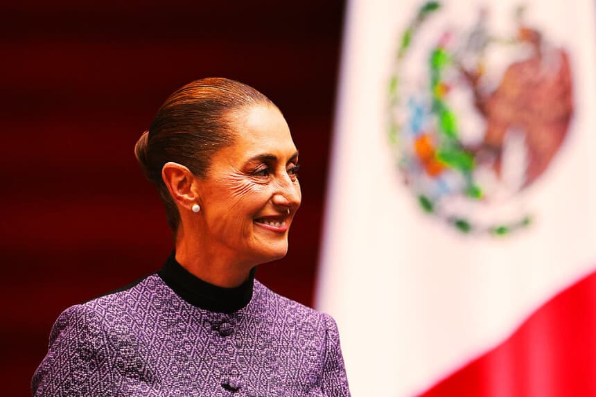 La presidenta de México, Claudia Sheinbaum, gesticula durante una ceremonia de bienvenida como parte de una visita oficial al Palacio Nacional el 20 de enero de 2026 en la Ciudad de México. (Manuel Velásquez/Getty Images)