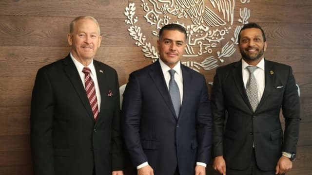 De izq. a der. El embajador de EE. UU. en México, Ronald Jhonson; el secretario de Seguridad de México, Omar García; el director del FBI, Kash Patel. (Gobierno de México)