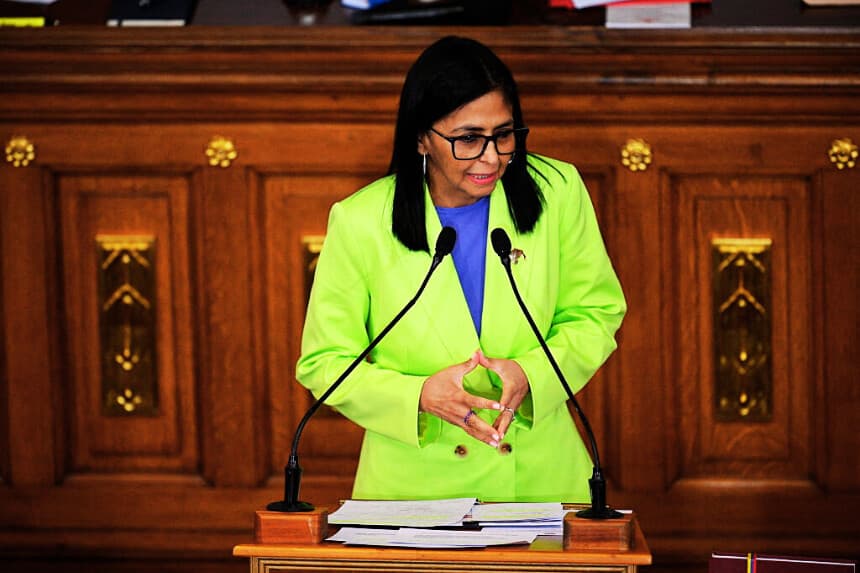 La presidenta interina de Venezuela, Delcy Rodríguez, pronuncia un discurso durante una alocución presidencial ante el Parlamento en la Asamblea Nacional en Caracas, el 15 de enero de 2026. (Federico PARRA / AFP vía Getty Images)