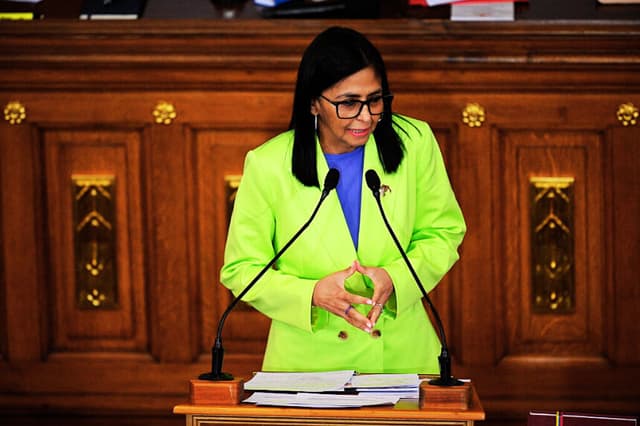 La presidenta interina de Venezuela, Delcy Rodríguez, pronuncia un discurso durante una alocución presidencial ante el Parlamento en la Asamblea Nacional en Caracas, el 15 de enero de 2026. (Federico PARRA / AFP vía Getty Images)