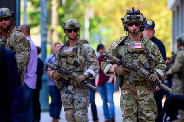 Agentes de seguridad de los U.S. Marshals montan guardia en la Corte Federal de Brooklyn, en Nueva York, el 17 de julio de 2019. (Johannes Eisele/AFP vía Getty Images).