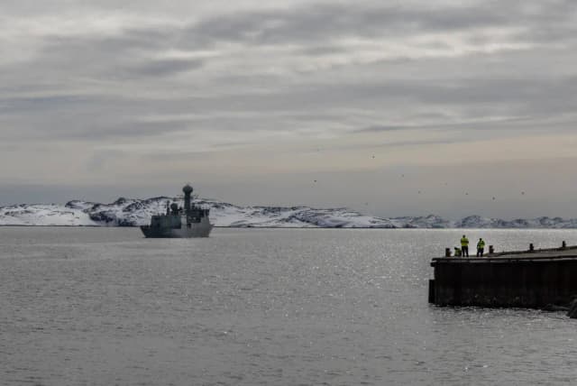 Un buque de la Armada Real Danesa se prepara para atracar en la ciudad de Nuuk, Groenlandia, el 4 de mayo de 2025. (John Fredricks/The Epoch Times)