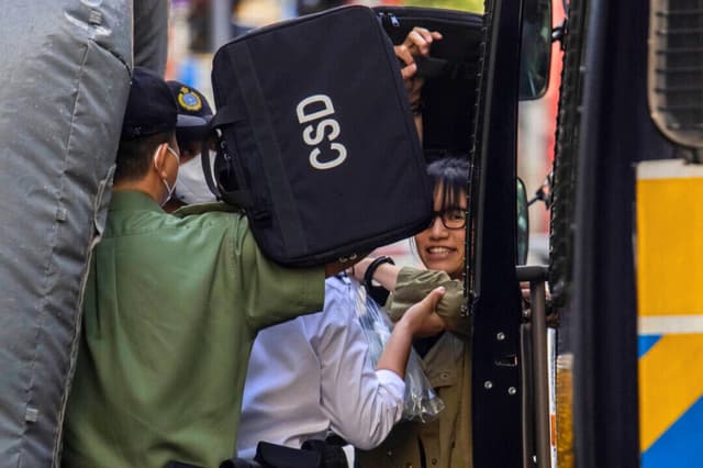 Chow Hang-tung (derecha), líder de una alianza de Hong Kong que organizó vigilias para conmemorar la represión de la plaza de Tiananmen en China, llega a la Corte de Apelación Final de Hong Kong el 8 de junio de 2023. (Isaac Lawrence/AFP a través de Getty Images).