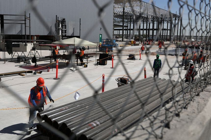 Obreros trabajan en una construcción en Ciudad Juárez, México. Fotografía de archivo. (EFE/ Luis Torres)