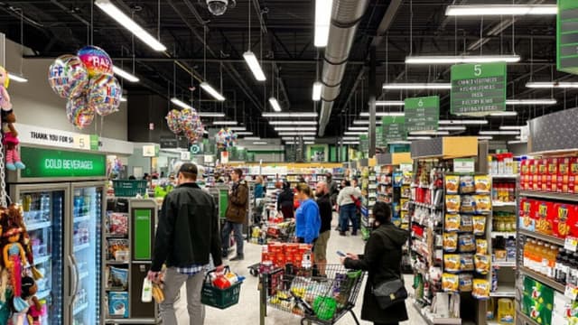 Compradores vacían estanterías de supermercados antes de la llegada de una gran tormenta invernal