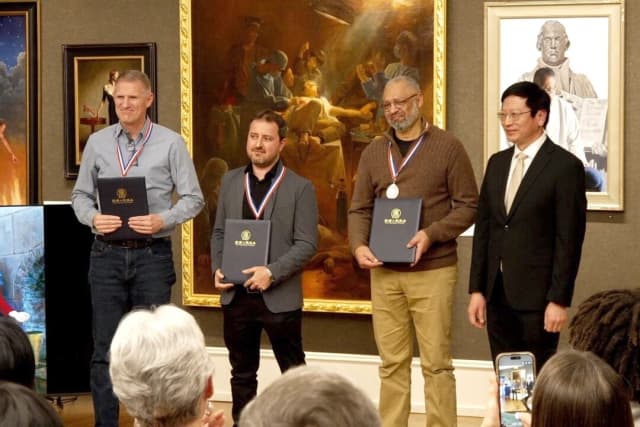 (De izq. a der.) ganadores del Premio Plata del séptimo Concurso Internacional de Pintura de Figuras de NTD, Ken Corbett, Clodoaldo Martins, Ken Young y el director ejecutivo de NTD, Samuel Zhou, en la ceremonia de premiación en el Salmagundi Club de la ciudad de Nueva York el 22 de enero de 2026. (NTD)