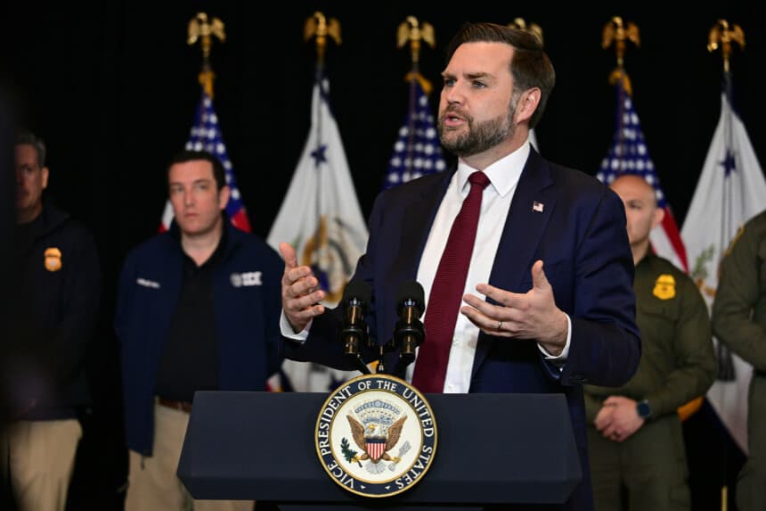 El vicepresidente de los Estados Unidos, JD Vance, pronuncia unas palabras tras una mesa redonda con líderes locales y miembros de la comunidad en medio de una oleada de autoridades federales de inmigración en la zona, en Royalston Square, el 22 de enero de 2026, en Minneapolis, Minnesota. (Jim Watson - Pool/Getty Images)