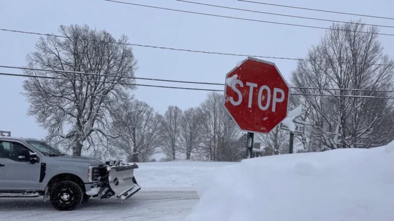 Tormenta invernal dificulta los viajes y amenaza cortes de energía mientras el hielo y la nieve arrasan EE. UU.