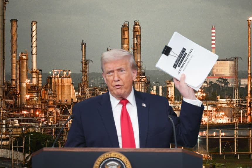 Composición de The Epoch Times. Vista de la refinería El Palito en Puerto Cabello, estado Carabobo, Venezuela, el 23 de enero de 2026. (RONALDO SCHEMIDT / AFP vía Getty Images); El presidente de EE. UU., Donald Trump, muestra una pila de papeles con la etiqueta "Logros de la Casa Blanca" al llegar a una rueda de prensa en la sala James S. Brady de la Casa Blanca el 20 de enero de 2026 en Washington, DC. (Kevin Dietsch/Getty Images)