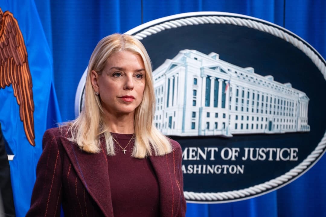 La fiscal general Pam Bondi habla en el Departamento de Justicia en Washington el 19 de noviembre de 2025. (Madalina Kilroy/The Epoch Times)