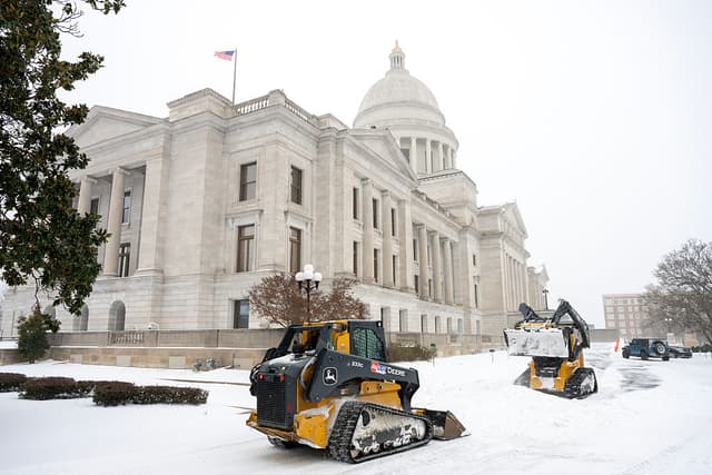 Nueva tormenta se acerca a la costa este mientras hay cortes generalizados de electricidad