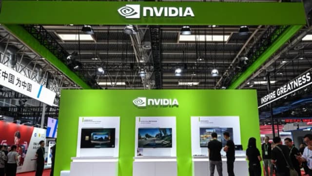 Visitantes contemplan el stand de Nvidia durante la Exposición Internacional de la Cadena de Suministro de China, celebrada en Beijing el 16 de julio de 2025. Jade Gao/AFP vía Getty Images