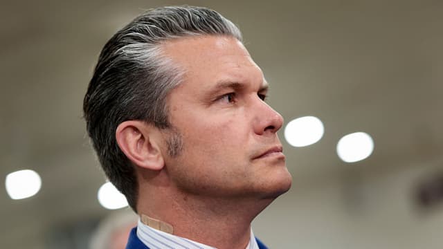 El secretario de Guerra de EE. UU., Pete Hegseth, se prepara para hablar con los medios de comunicación, en el Capitolio de EE. UU. el 7 de enero de 2026 en Washington, DC. (Heather Diehl/Getty Images)