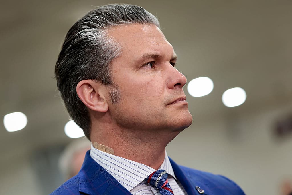 El secretario de Guerra de EE. UU., Pete Hegseth, se prepara para hablar con los medios de comunicación, en el Capitolio de EE. UU. el 7 de enero de 2026 en Washington, DC. (Heather Diehl/Getty Images)