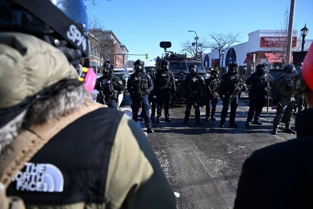 Manifestantes se enfrentan a agentes del orden en Minneapolis, el 24 de enero de 2026. (Roberto Schmidt/AFP vía Getty Images)