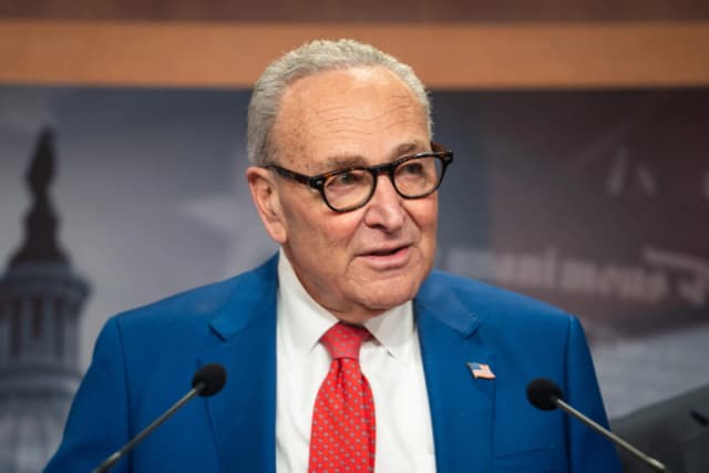 El líder de la minoría del Senado, Chuck Schumer (D-N.Y.), habla en una rueda de prensa en el Capitolio, en Washington, el 14 de enero de 2025. (Madalina Kilroy/The Epoch Times)