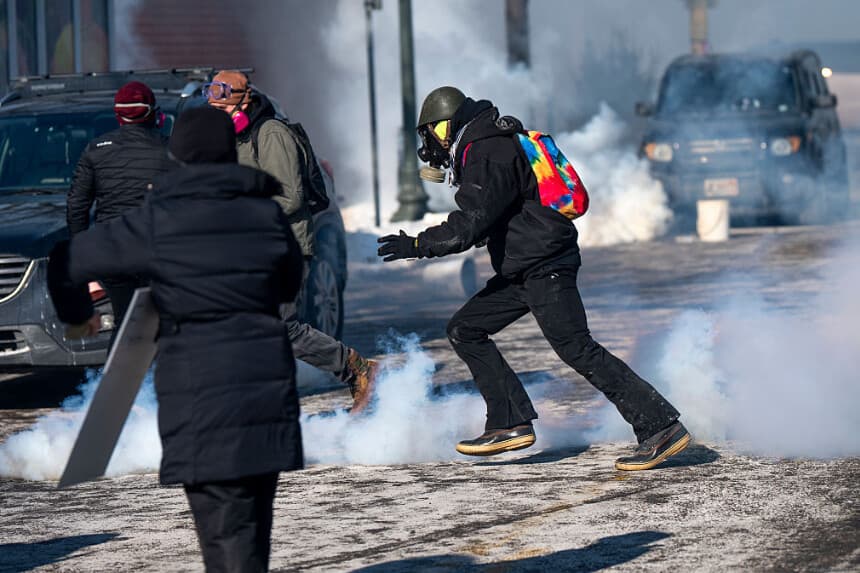 La gente huye después de que la policía de Minneapolis lanzara gases lacrimógenos tras un tiroteo mortal por parte de agentes federales el 24 de enero de 2026 en Minneapolis, Minnesota. (Stephen Maturen/Getty Images)