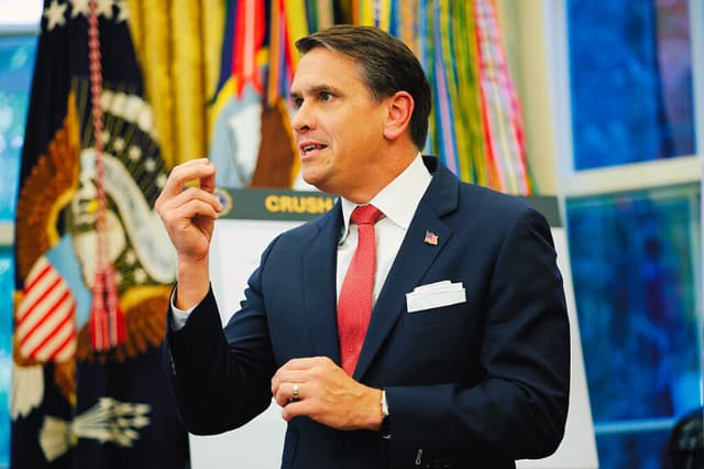 El fiscal general adjunto de los Estados Unidos, Todd Blanche, durante una conferencia de prensa en el Despacho Oval de la Casa Blanca el 15 de octubre de 2025 en Washington, DC. (Kevin Dietsch/Getty Images)
