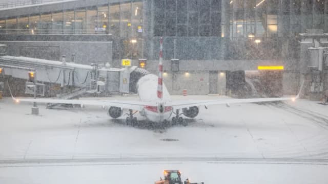 Tormenta en EE. UU. deja a más de 880,000 personas sin electricidad y 10,000 vuelos cancelados