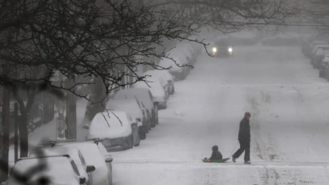 La gente se desplaza por la nieve en Brooklyn mientras una gran tormenta invernal azota la zona el 25 de enero de 2026 en la ciudad de Nueva York. (Foto de Spencer Platt/Getty Images)