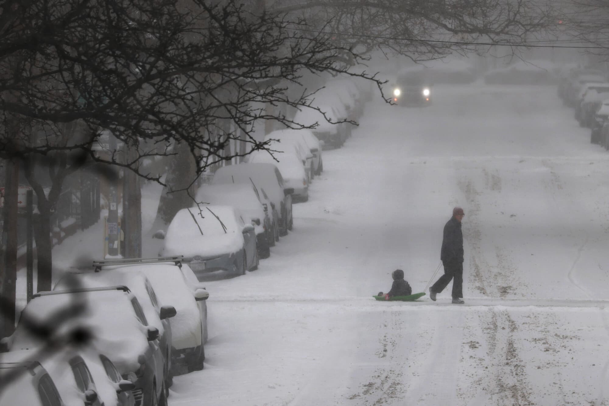 La gente se desplaza por la nieve en Brooklyn mientras una gran tormenta invernal azota la zona el 25 de enero de 2026 en la ciudad de Nueva York. (Foto de Spencer Platt/Getty Images)