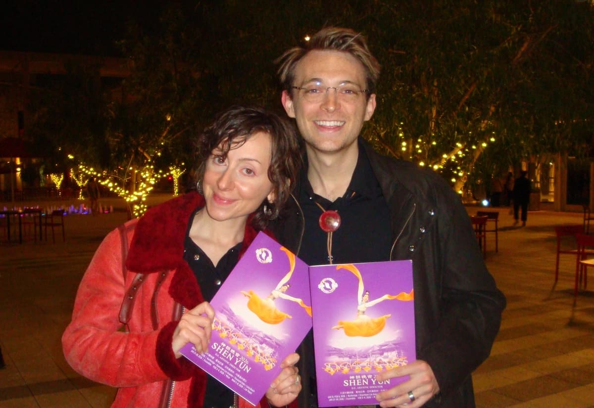 Allisyn y Dylan Snyder disfrutaron del espectáculo nocturno de Shen Yun en el Dorothy Chandler Pavilion del Music Center el 23 de enero de 2026. (Tina Deng/The Epoch Times)