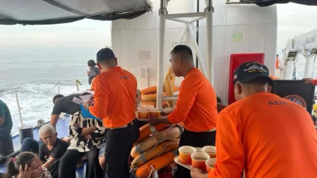 Esta foto publicada por la Guardia Costera de Filipinas muestra a su personal atendiendo a las personas que viajaban a bordo del M/V Trisha Kerstin 3 en las aguas de la isla de Baluk-Baluk, Basilan, Filipinas, el lunes 26 de enero de 2026. (Guardia Costera de Filipinas vía AP)