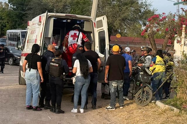 Integrantes de la Cruz Roja Mexicana llegan a la zona donde se cometió un ataque armado este domingo, en la ciudad de Salamanca, México. Al menos 11 personas murieron y 12 más resultaron lesionadas tras un ataque armado durante un partido de fútbol en la comunidad Loma de Flores, en el municipio mexicano de Salamanca, estado de Guanajuato. (EFE/STR)