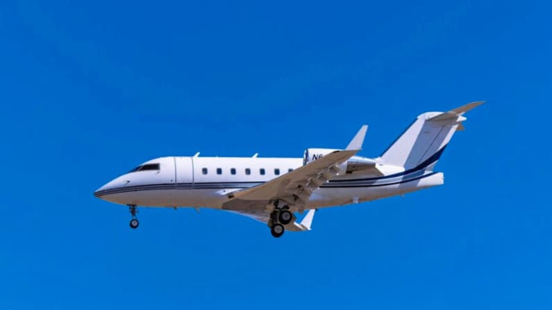 Jet privado con ocho personas a bordo se estrella al despegar en Maine, dice FAA