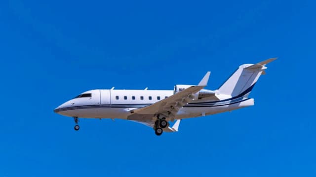 Jet privado con ocho personas a bordo se estrella al despegar en Maine, dice FAA