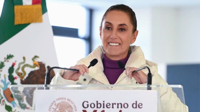 Fotografía cedida por la presidencia de México, donde se observa a la mandataria mexicana, Claudia Sheinbaum, hablando en Nuevo Laredo, México. (EFE/ Presidencia de México)