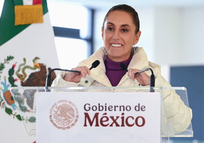 Fotografía cedida por la presidencia de México, donde se observa a la mandataria mexicana, Claudia Sheinbaum, hablando en Nuevo Laredo, México. (EFE/ Presidencia de México)